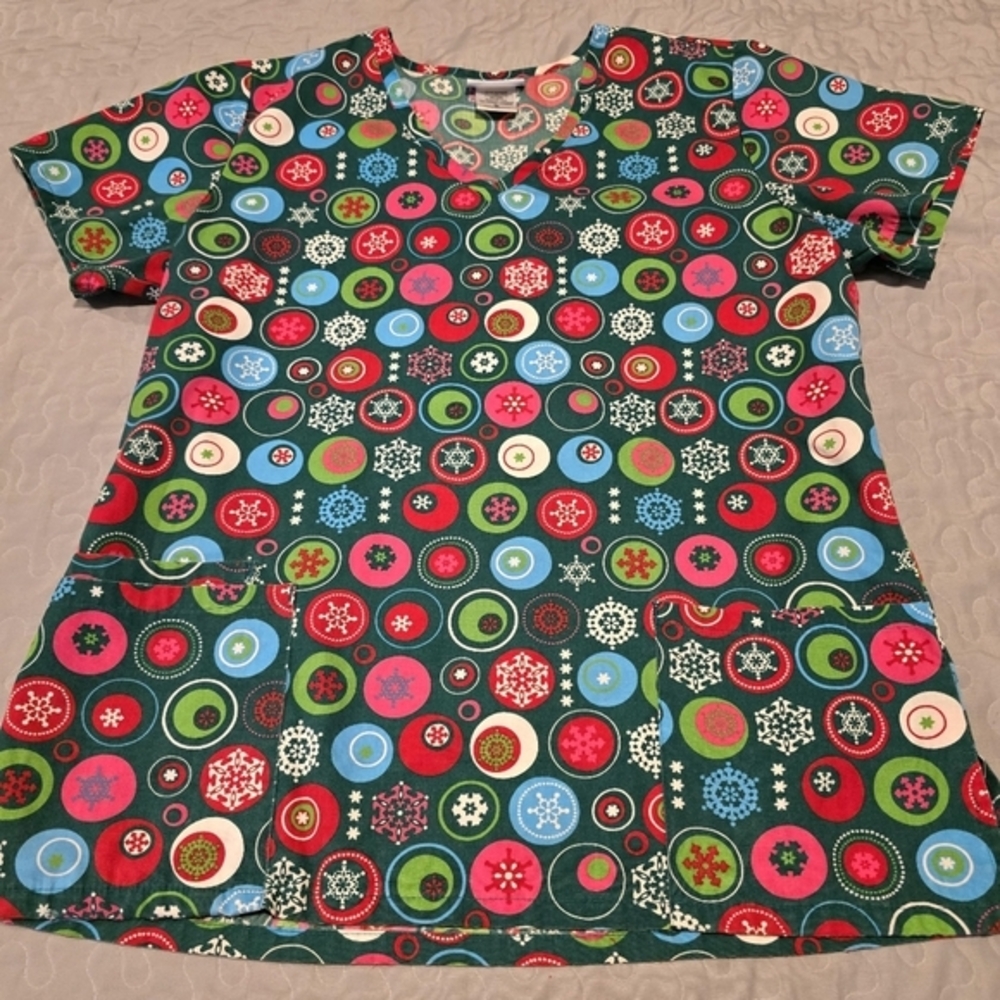 Women's Christmas Themed Medical‎ Scrubs Short Sleeve Shirt Green Size Medium